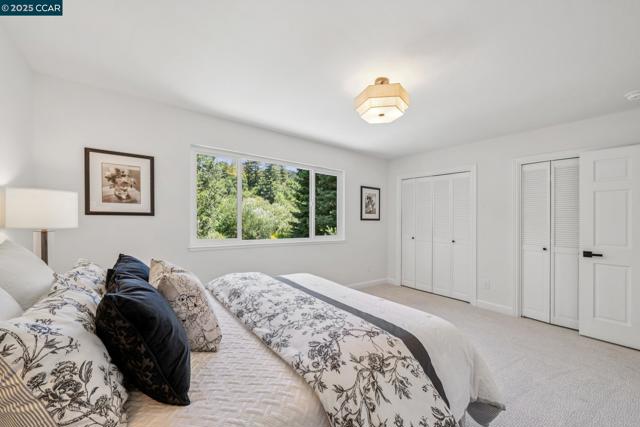 6 Greenwood Ct, Orinda CA: https://media.crmls.org/mediaz/cf88a061-9229-4897-a18a-2618f56a9145.jpg