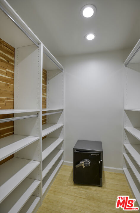 426 S Swall Drive, Beverly Hills CA: https://media.crmls.org/mediaz/cf89400d-bba9-475e-8aa1-180048ac9620.jpg