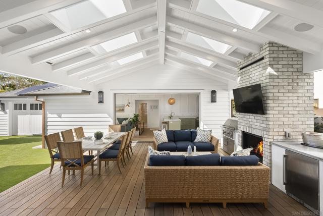 1059 Ocean Blvd, Coronado CA: https://media.crmls.org/mediaz/cf897b7c-eb59-4ffa-b964-d4100c15df07.jpg