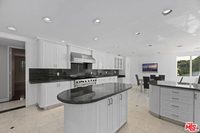 1860 Loma Vista Drive, Beverly Hills CA: https://media.crmls.org/mediaz/cf89dbdc-d657-4d99-b825-3d43b9456b9d.jpg