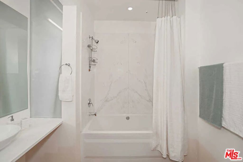 https://media.crmls.org/mediaz/cf8a109c-58a5-4b29-a423-d08465342f31.jpg?preset=X-Large