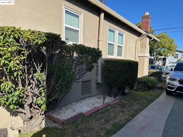 1937 87th Avenue, Oakland CA: https://media.crmls.org/mediaz/cf8a21df-5607-4b0a-a0a6-f2bbb1fceee1.jpg