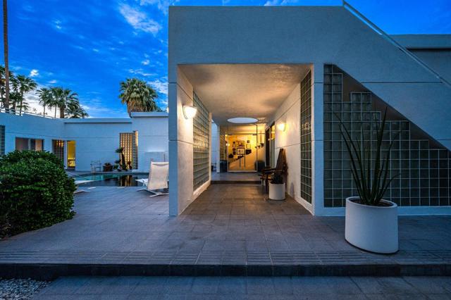 520 W ViA Lola, Palm Springs CA: https://media.crmls.org/mediaz/cf8b1de3-8bbd-44a5-aeb1-f990919fcc8d.jpg