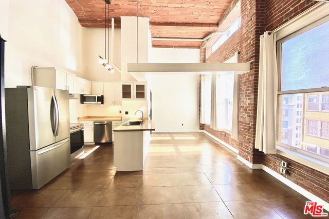 215 W 7th Street, Los Angeles CA: https://media.crmls.org/mediaz/cf8bedd3-1081-4d78-be5c-9b35bee78489.jpg