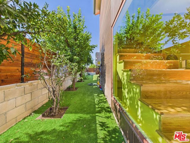 17660 Martha Street, Encino CA: https://media.crmls.org/mediaz/cf8c2636-9416-4ec5-b2e8-073193c14e93.jpg
