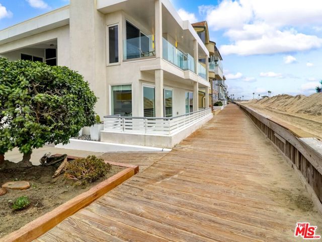 6601 E Seaside Walk, Long Beach CA: https://media.crmls.org/mediaz/cf8cae53-e495-4b5c-8352-786c30b5b720.jpg