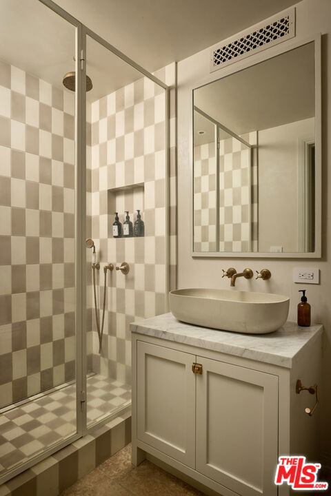 239 W Channel Road, Santa Monica CA: https://media.crmls.org/mediaz/cf8d02d8-1036-431a-ae4e-ea5a33ba365c.jpg