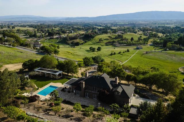 9540 Via Del Oro, Gilroy CA: https://media.crmls.org/mediaz/cf8d79d7-4b71-4592-b069-51912473216b.jpg