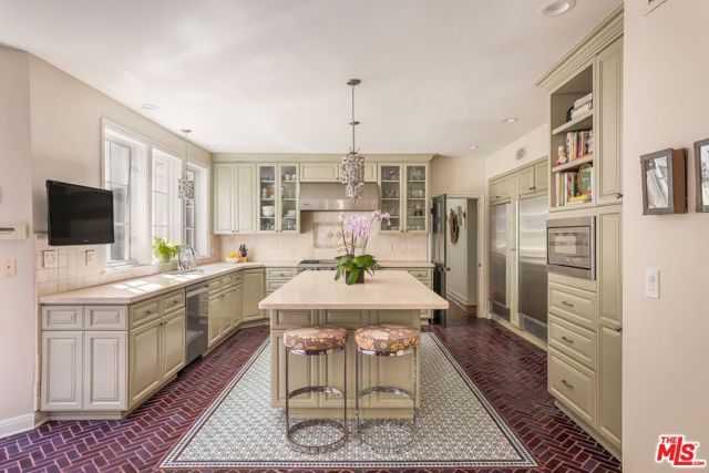 11982 Brentridge Lane, Los Angeles CA: https://media.crmls.org/mediaz/cf8d9e68-7a6f-4b60-b2e3-1f2f5eff1598.jpg