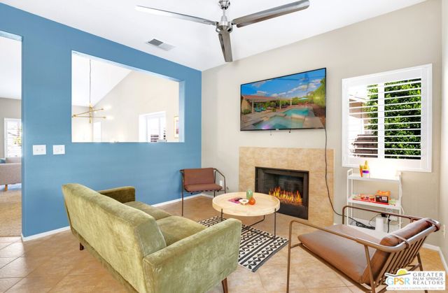 2162 Shannon Way, Palm Springs CA: https://media.crmls.org/mediaz/cf8e83ce-556b-46b1-9d2a-ec5757e8087d.jpg