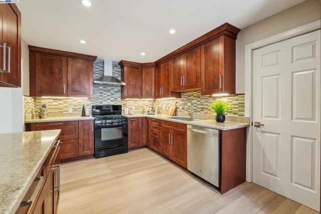 431 Alameda De Las Pulgas, Redwood City CA: https://media.crmls.org/mediaz/cf8f32b5-f2bd-42b3-a484-7365067ed446.jpg