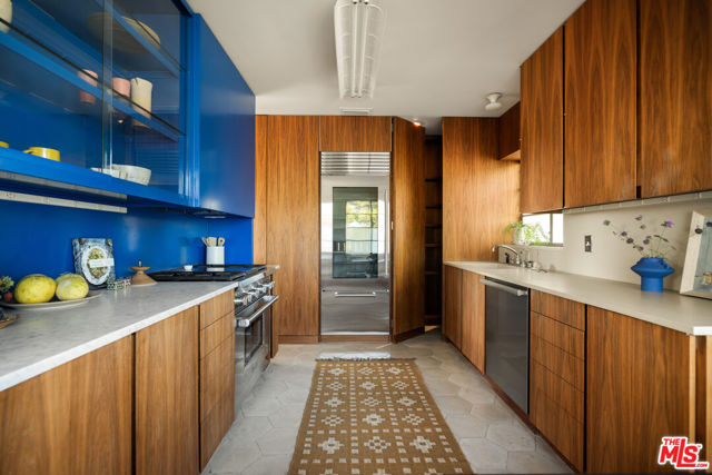 5514 Ridge Oak Drive, Los Angeles CA: https://media.crmls.org/mediaz/cf8f339b-5f9a-475a-8fe2-0351e7d64c38.jpg