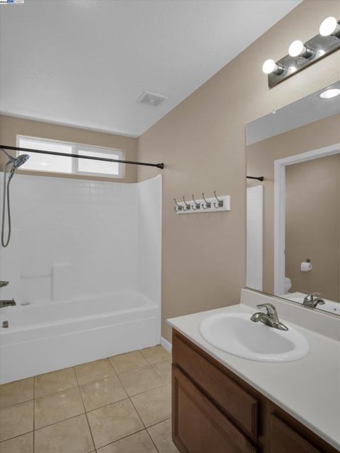 1413 Angus St, Patterson CA: https://media.crmls.org/mediaz/cf8f57ab-bad7-4f52-9d28-9ea573789936.jpg