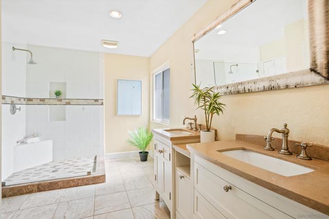 2009 Applewood Ln, Vista CA: https://media.crmls.org/mediaz/cf8fdc1e-e6dd-432c-9e00-722f0b56ae90.jpg