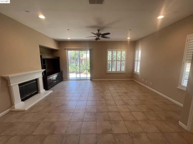 613 Kenwood Dr, Brentwood CA: https://media.crmls.org/mediaz/cf91538d-1873-402c-b69a-d047d63f215d.jpg
