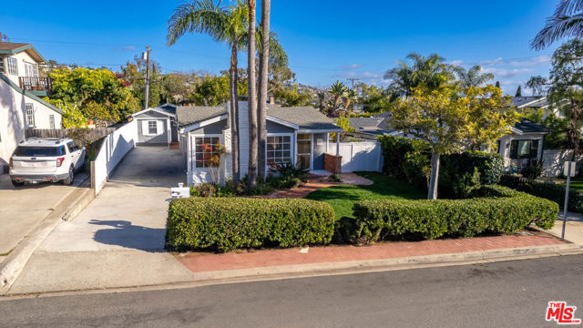 417 Poplar Street, Laguna Beach CA: https://media.crmls.org/mediaz/cf91d02e-48de-4336-9372-2ac1def284f5.jpg