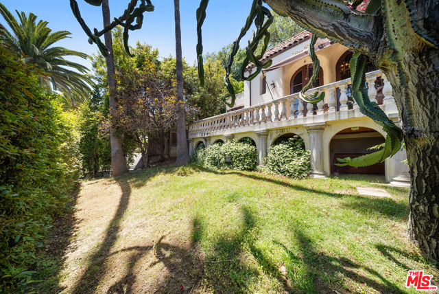 6615 Emmet Terrace, Los Angeles CA: https://media.crmls.org/mediaz/cf928eb7-5882-4977-b33a-79b25bf6b2d1.jpg