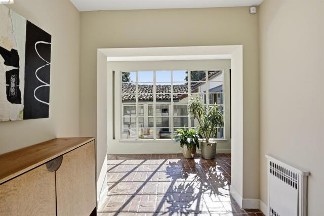 44 Highgate Rd, Kensington CA: https://media.crmls.org/mediaz/cf92b8c1-ac1f-42b6-82fb-9b31458fe19c.jpg