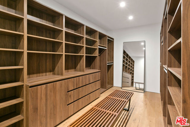 11428 Dona Lola Drive, Studio City CA: https://media.crmls.org/mediaz/cf932af4-194f-40e7-bdd9-df14aa992377.jpg