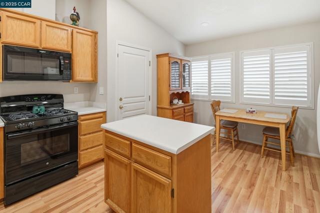 443 Mandarin Cir, Vacaville CA: https://media.crmls.org/mediaz/cf93e70e-6de5-420e-aa6e-f6b26e1d988a.jpg