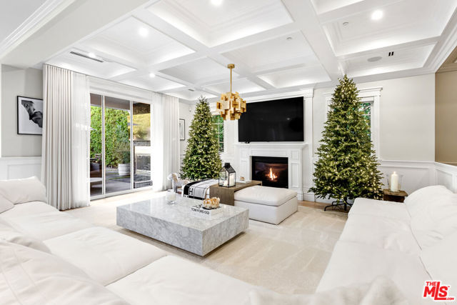 5000 Petit Avenue, Encino CA: https://media.crmls.org/mediaz/cf940e12-6ca7-4cc8-bb68-5901e78c3579.jpg