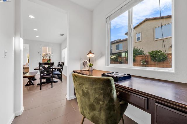 2305 Augusta Ave, Tracy CA: https://media.crmls.org/mediaz/cf941409-7a16-4681-8920-3c89d4c91983.jpg