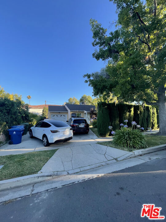 18110 Tarzana Street, Tarzana CA: https://media.crmls.org/mediaz/cf948920-87fa-4dc3-9a0a-995c06d88b36.jpg