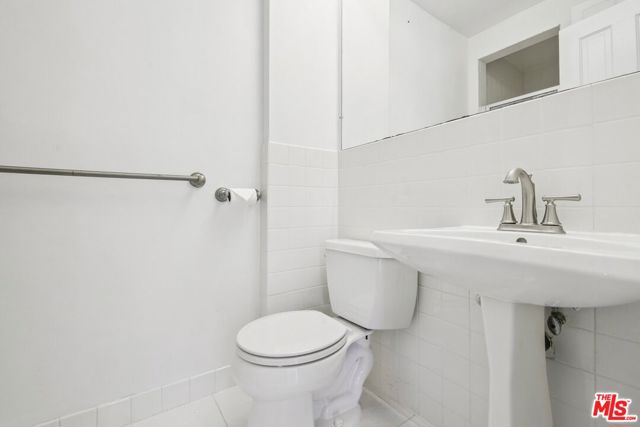 8150 Kenyon Avenue, Los Angeles CA: https://media.crmls.org/mediaz/cf94cc72-2f7a-486d-a1c7-bedbb453f7ef.jpg