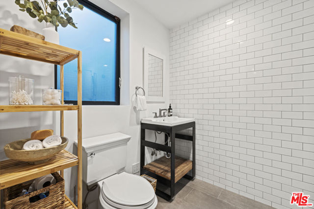 3873 Berry Drive, Studio City CA: https://media.crmls.org/mediaz/cf94efc8-6d85-47f3-97b0-33b8ee599cc4.jpg