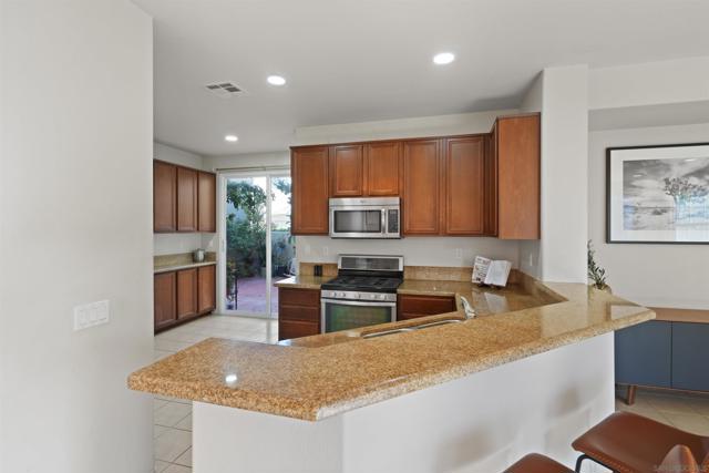 1445 Caminito Sicilia, Chula Vista CA: https://media.crmls.org/mediaz/cf95200c-48b0-4c6b-89d1-57000daeb07c.jpg