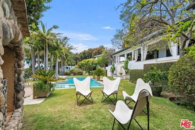 26799 Pacific Coast Highway, Malibu CA: https://media.crmls.org/mediaz/cf9593d4-c828-4925-9266-11b89161d3c7.jpg