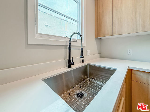 150 N Arnaz Drive, Beverly Hills CA: https://media.crmls.org/mediaz/cf95d5da-ebee-45f7-bc16-dbd613426b2f.jpg