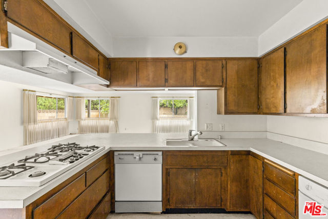 1379 Acapulco Avenue, Simi Valley CA: https://media.crmls.org/mediaz/cf96225a-ff69-4642-9f18-f38342991293.jpg