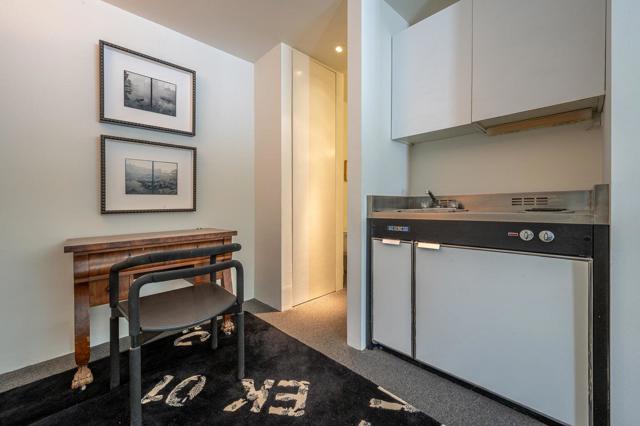 520 W ViA Lola, Palm Springs CA: https://media.crmls.org/mediaz/cf96ee07-4644-49cc-9bb9-01b843f6df43.jpg