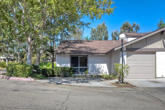 242 Eveningside Gln, Escondido CA: https://media.crmls.org/mediaz/cf991368-6b89-4e32-958a-096407ccc959.jpg