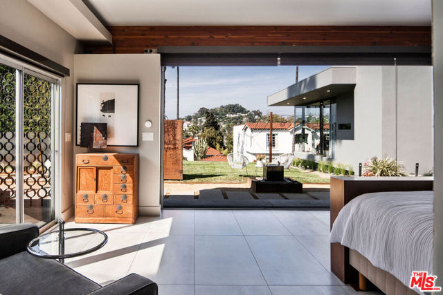 1344 Maltman Avenue, Los Angeles CA: https://media.crmls.org/mediaz/cf9936f1-5783-4995-b09a-79229eba14b7.jpg