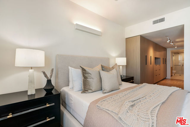 3688 Overland Avenue, Los Angeles CA: https://media.crmls.org/mediaz/cf997393-c973-4d2c-9457-4f83896ceafa.jpg