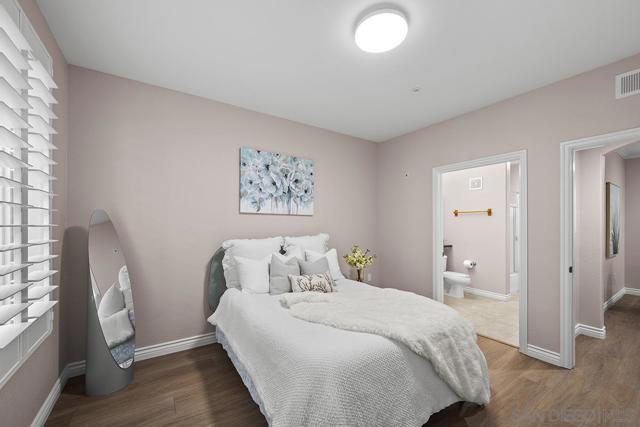 4165 Executive Dr, La Jolla CA: https://media.crmls.org/mediaz/cf99f665-2ca9-48c3-aba7-7c52a33a7ff8.jpg