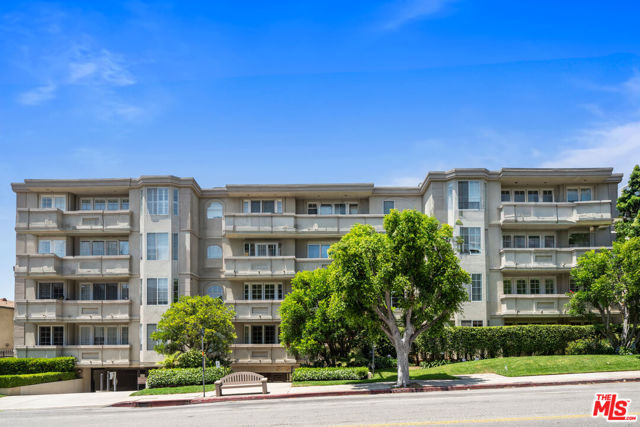 575 S Barrington Avenue, Los Angeles CA: https://media.crmls.org/mediaz/cf9a1c91-a944-44c2-889d-62290d1c4411.jpg