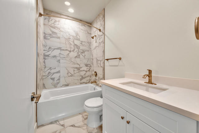 33912 Whispering Palms Trail, Cathedral City CA: https://media.crmls.org/mediaz/cf9a2512-4fe4-4466-9040-6040f0be8314.jpg