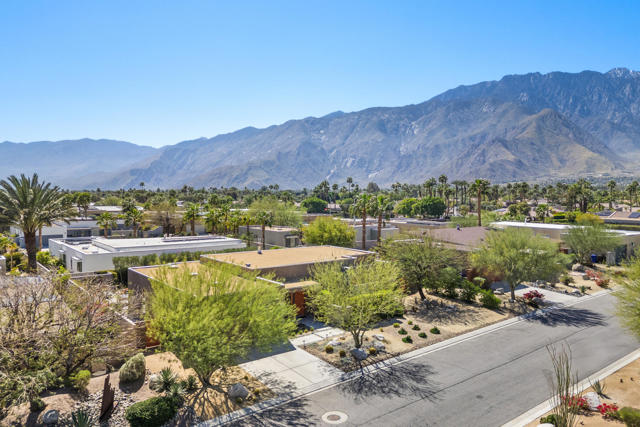 1069 Azure Court, Palm Springs CA: https://media.crmls.org/mediaz/cf9a9c95-cf37-4e5b-991b-da947f636eb8.jpg