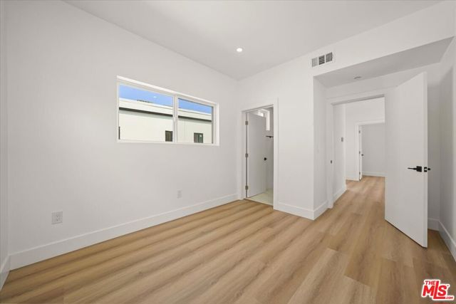 910 N Hudson Avenue, Los Angeles CA: https://media.crmls.org/mediaz/cf9bff00-5721-49e4-92c0-c9b2c5afe2ba.jpg