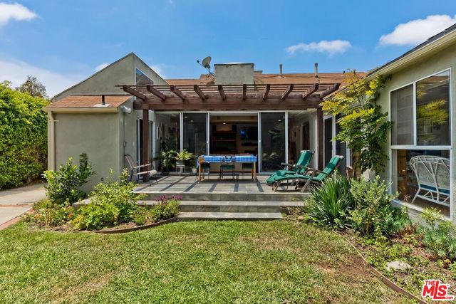 3238 Corinth Avenue, Los Angeles CA: https://media.crmls.org/mediaz/cf9c2da8-d2e6-435d-a2b6-094b39bf23f7.jpg