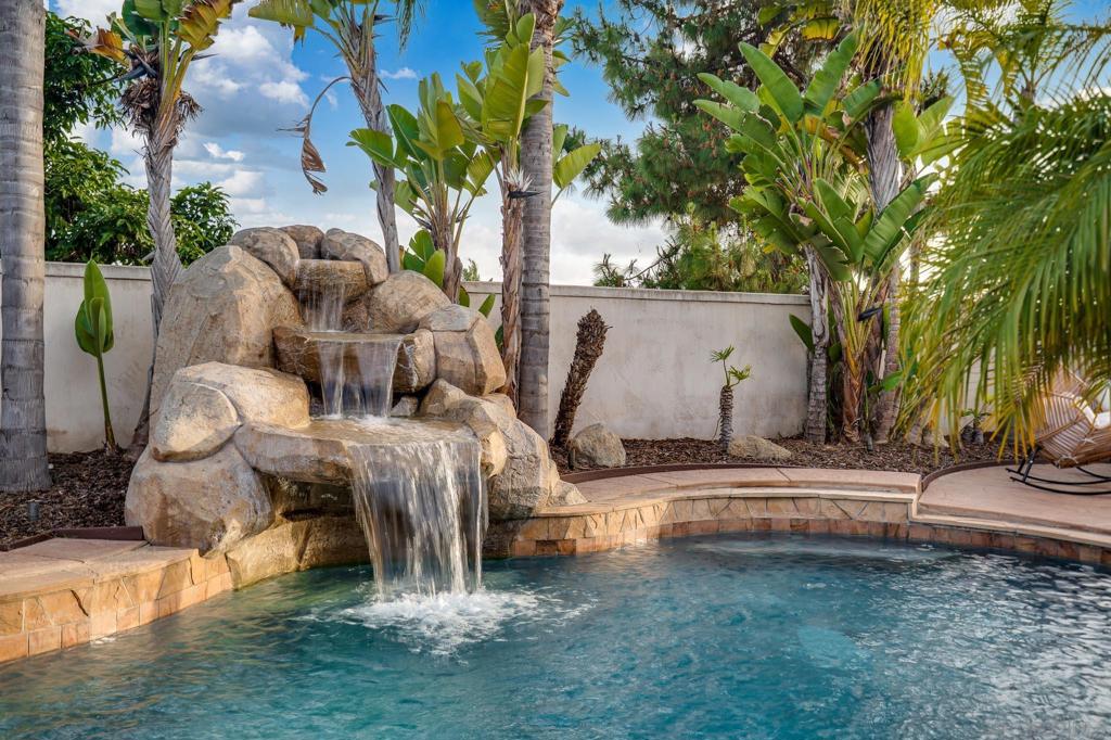 https://media.crmls.org/mediaz/cf9f1415-928d-4acf-8f34-f48f45c72f5a.jpg?preset=X-Large