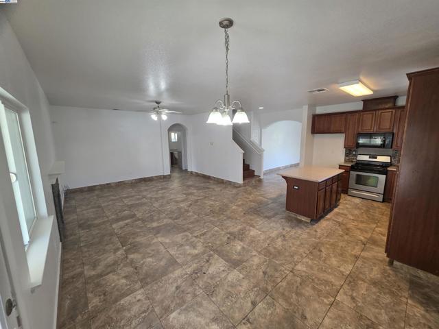 254 Peach Leaf Way, Sacramento CA: https://media.crmls.org/mediaz/cfa01dae-ac30-4a1f-9183-9aa970c773fc.jpg