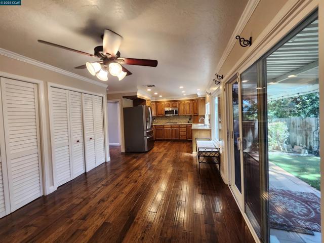 312 Wildcroft Dr, Martinez CA: https://media.crmls.org/mediaz/cfa19c79-795f-4c45-96de-e4ffd79626ce.jpg