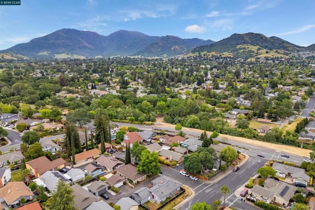 5588 Gonzalez Ct, Concord CA: https://media.crmls.org/mediaz/cfa25b06-48f0-48de-9801-328110148f5c.jpg
