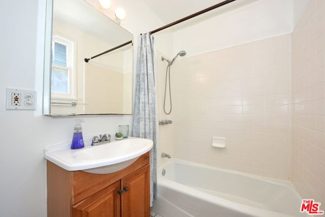 16 Clubhouse Avenue, Venice CA: https://media.crmls.org/mediaz/cfa28016-62a4-484a-bb2f-71d1b3a29c9a.jpg