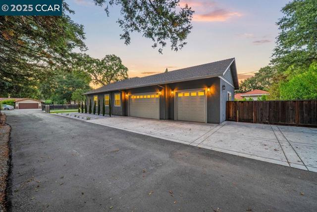 100 Alderwood Rd, Walnut Creek CA: https://media.crmls.org/mediaz/cfa2976a-67dc-48ed-901a-88a1a322cbc7.jpg