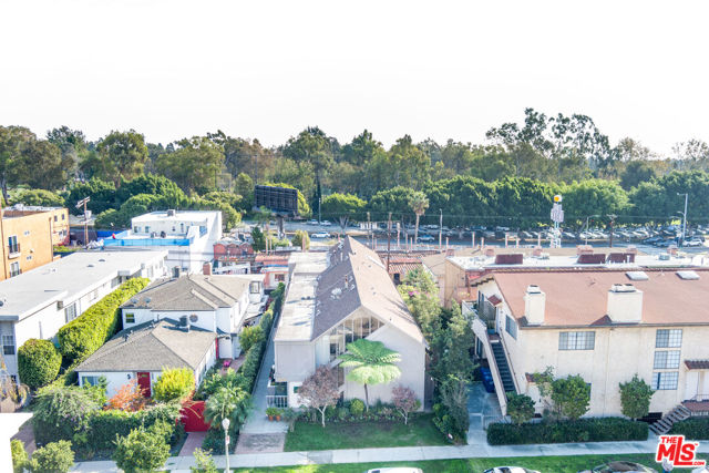 10396 Almayo Avenue, Los Angeles CA: https://media.crmls.org/mediaz/cfa32601-5817-4c7b-92f3-4d88bdcfb7ac.jpg